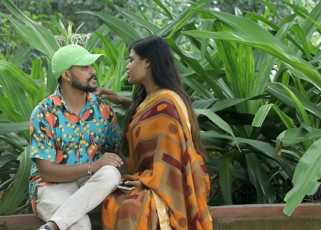 Bhabhi Hot Romance With Her Lover in Public Park