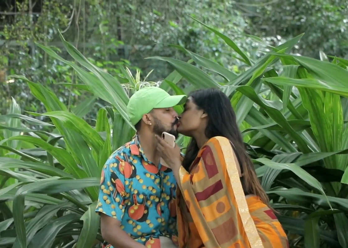 Bhabhi Hot Romance With Her Lover in Public Park