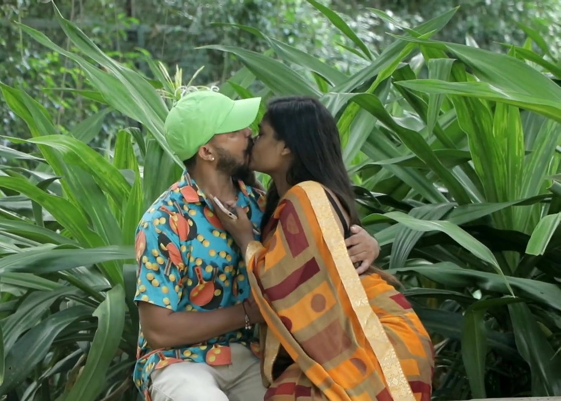 Bhabhi Hot Romance With Her Lover in Public Park