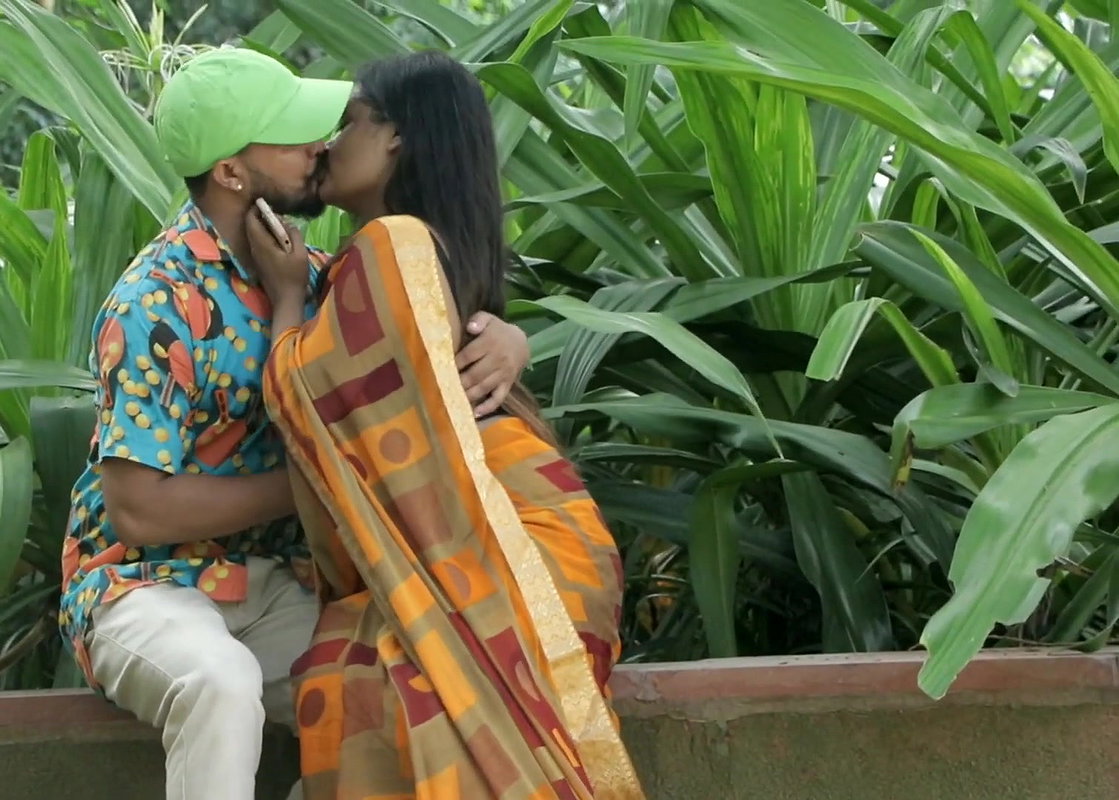 Bhabhi Hot Romance With Her Lover in Public Park