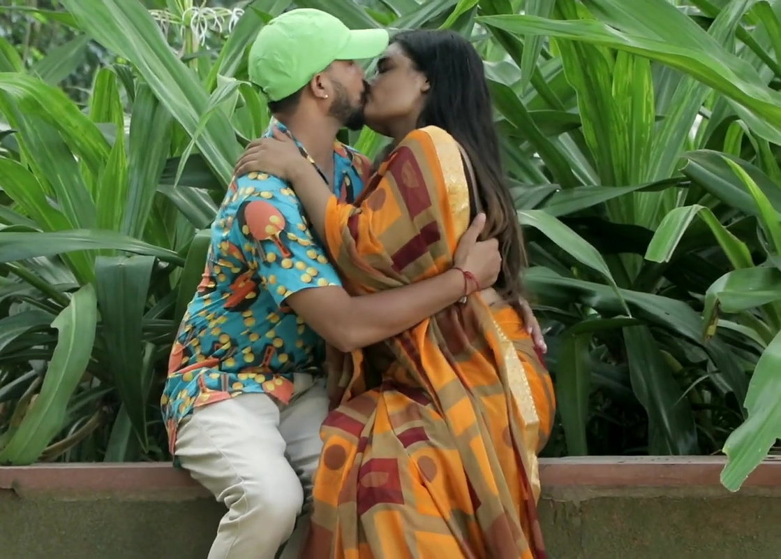 Bhabhi Hot Romance With Her Lover in Public Park