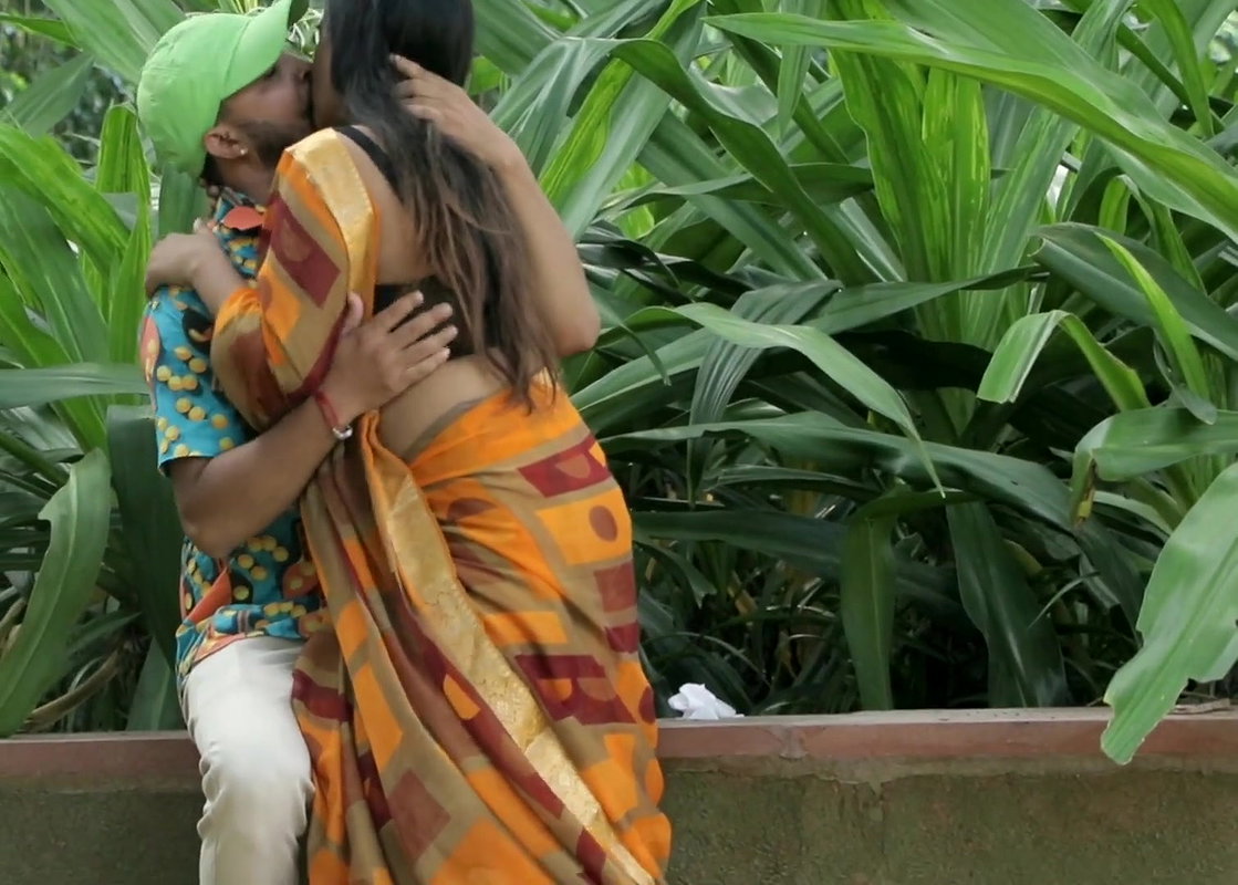 Bhabhi Hot Romance With Her Lover in Public Park