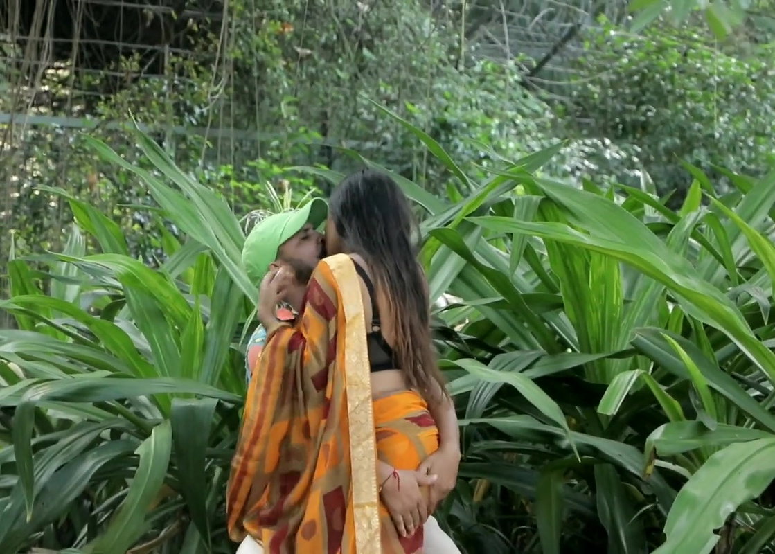 Bhabhi Hot Romance With Her Lover in Public Park