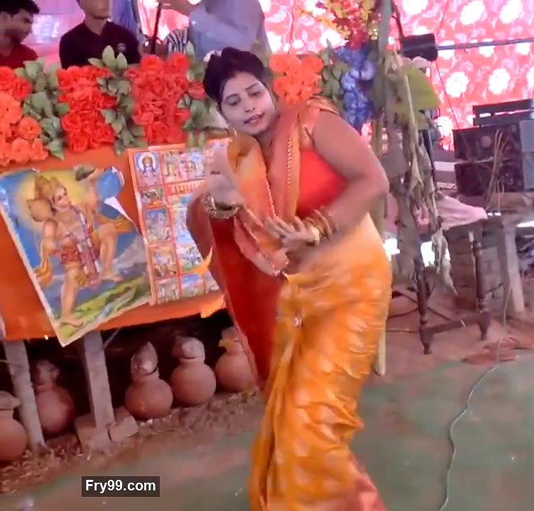 Bhabhi ka kamartod dance,  side boob, navel show