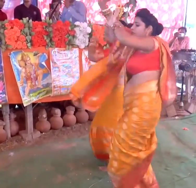 Bhabhi ka kamartod dance,  side boob, navel show