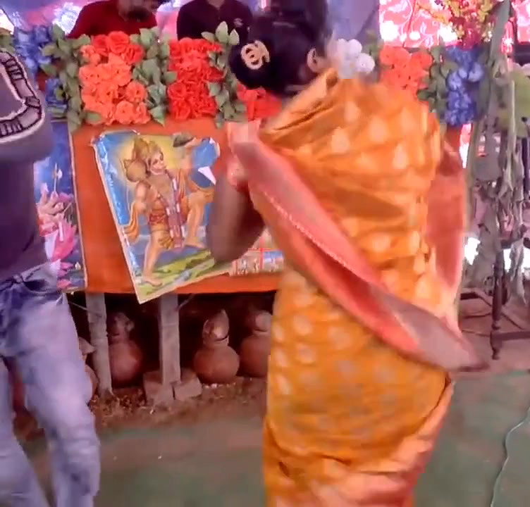 Bhabhi ka kamartod dance,  side boob, navel show