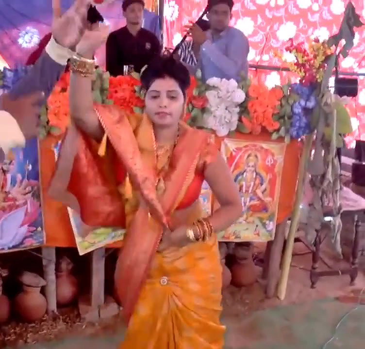Bhabhi ka kamartod dance,  side boob, navel show