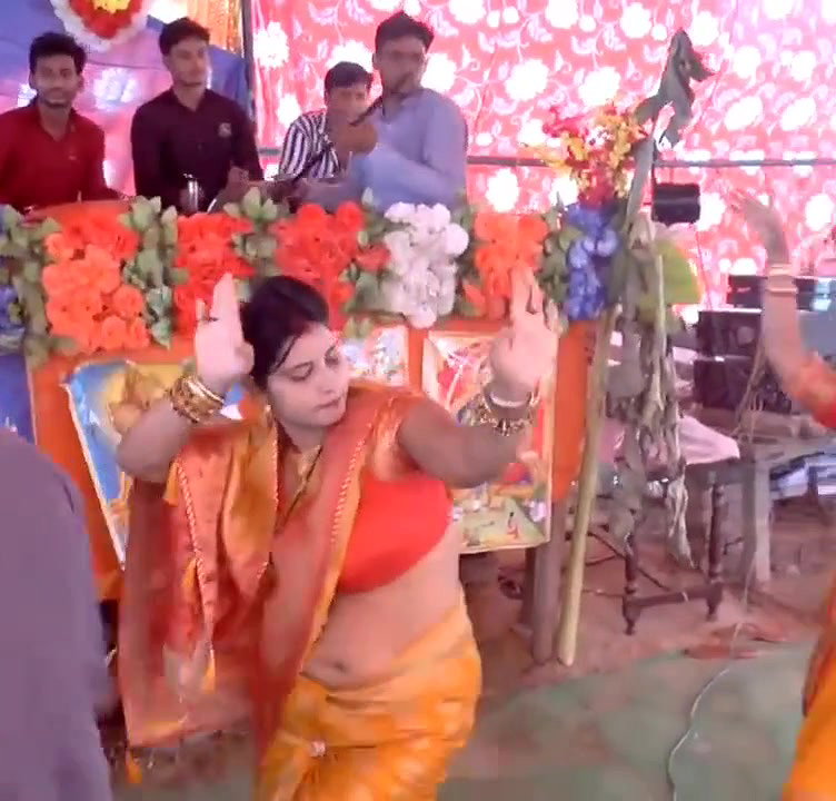 Bhabhi ka kamartod dance,  side boob, navel show