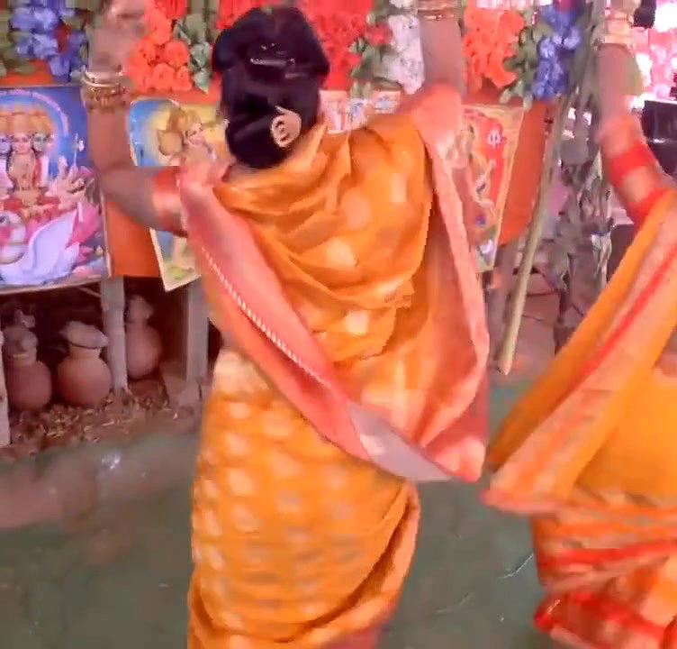 Bhabhi ka kamartod dance,  side boob, navel show