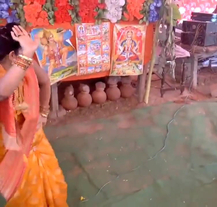 Bhabhi ka kamartod dance,  side boob, navel show