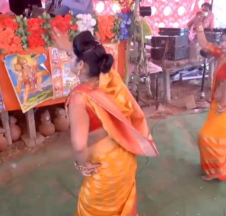 Bhabhi ka kamartod dance,  side boob, navel show