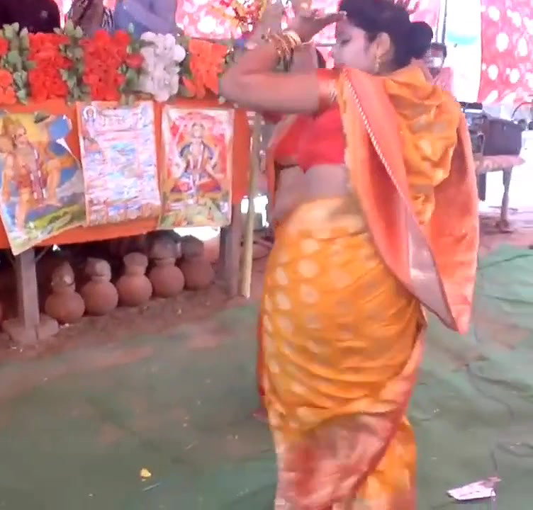 Bhabhi ka kamartod dance,  side boob, navel show
