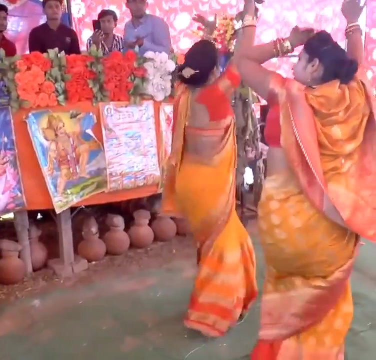 Bhabhi ka kamartod dance,  side boob, navel show