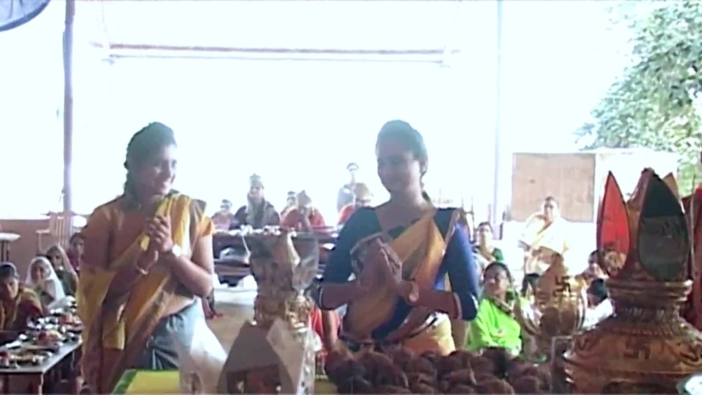 Chubby Ladies sexy Navel while dancing.mkv