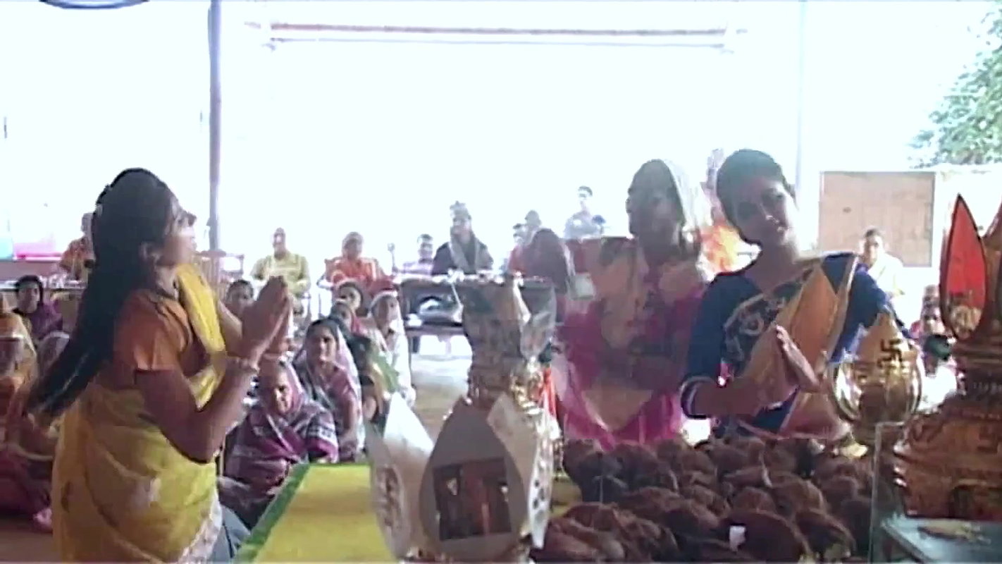 Chubby Ladies sexy Navel while dancing.mkv