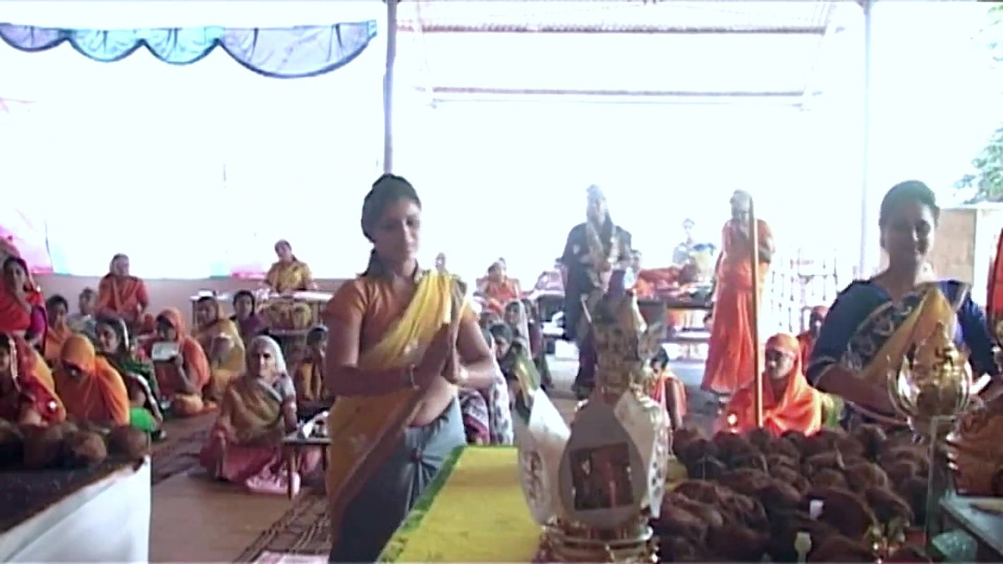 Chubby Ladies sexy Navel while dancing.mkv