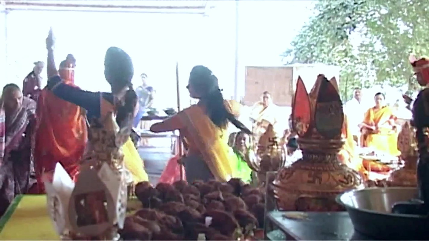 Chubby Ladies sexy Navel while dancing.mkv