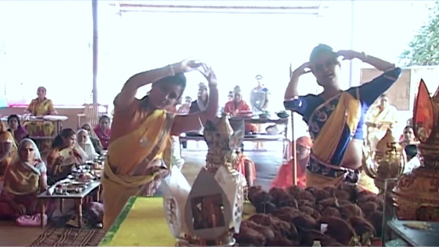 Chubby Ladies sexy Navel while dancing.mkv