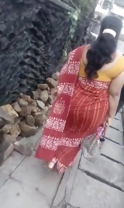 Desi Aunty Jiggling Ass Walk In Saree