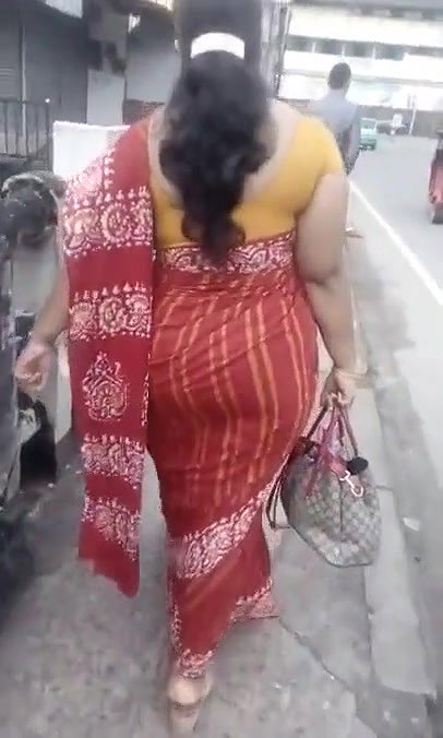 Desi Aunty Jiggling Ass Walk In Saree
