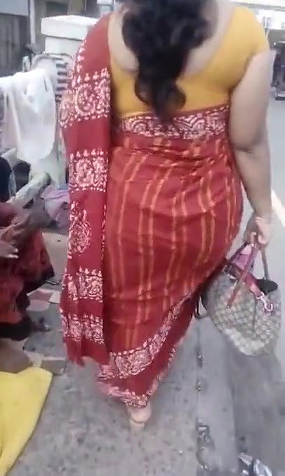 Desi Aunty Jiggling Ass Walk In Saree