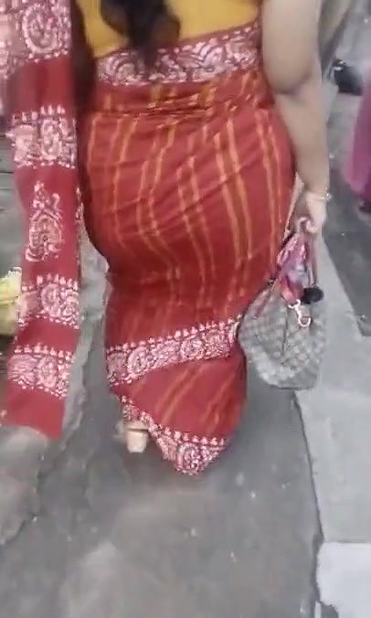 Desi Aunty Jiggling Ass Walk In Saree