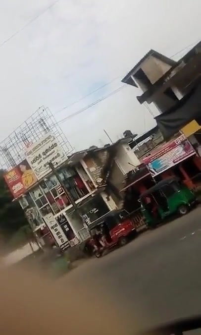 Desi Aunty Jiggling Ass Walk In Saree