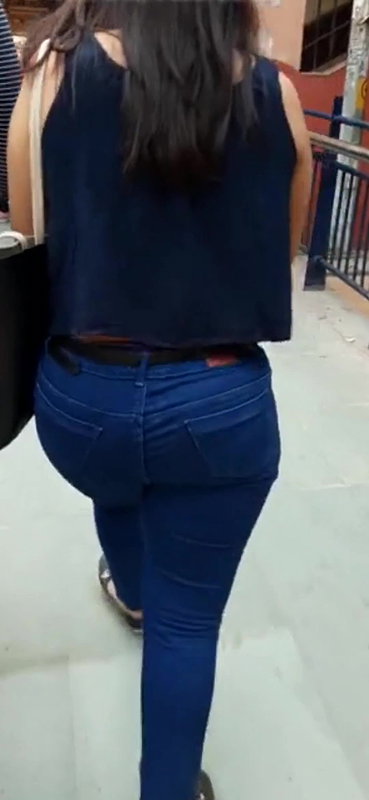 Desi babe huge ass closeup and purple panty show