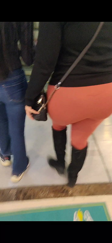 Desi Babe huge Ass shape clear show in tight pants