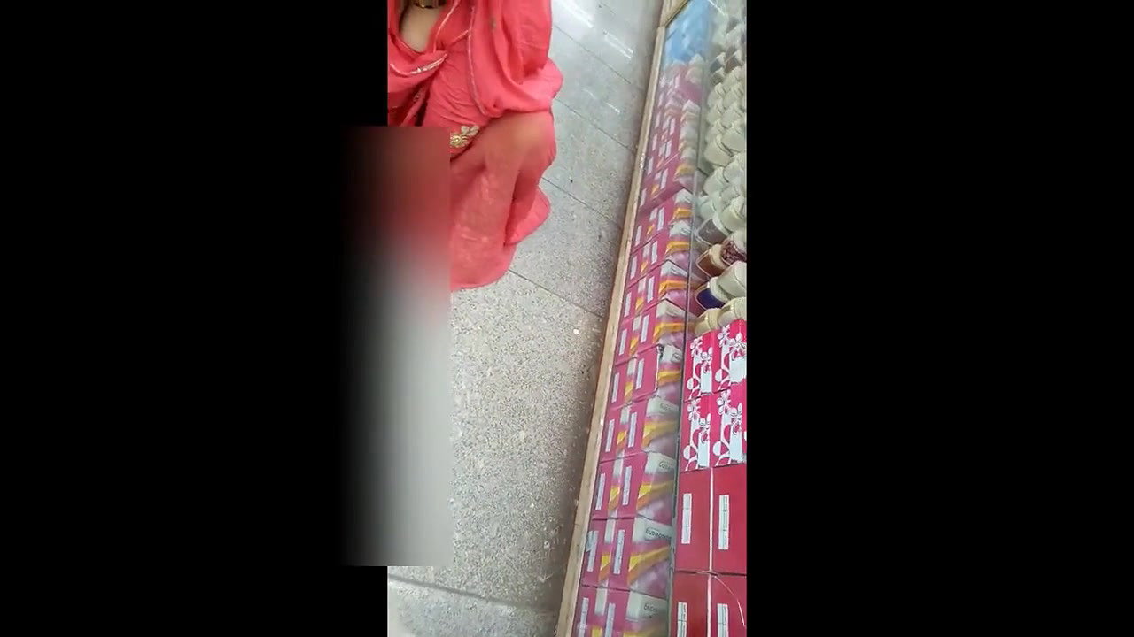 Desi babe huge cleavage show in the shoe store