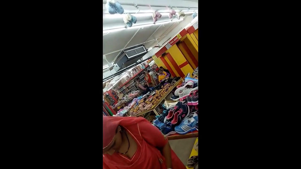 Desi babe huge cleavage show in the shoe store