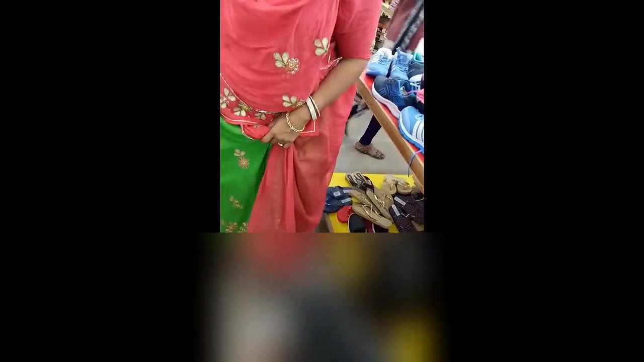 Desi babe huge cleavage show in the shoe store
