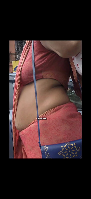 Desi babe midriff and boob extreme closeup