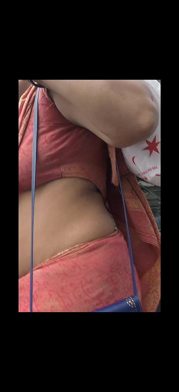 Desi babe midriff and boob extreme closeup