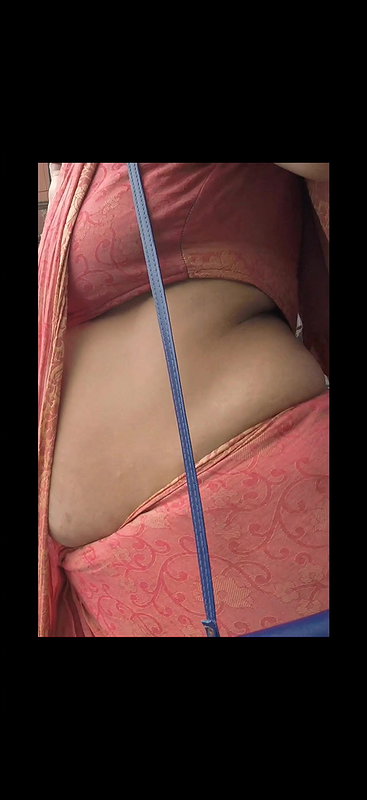 Desi babe midriff and boob extreme closeup