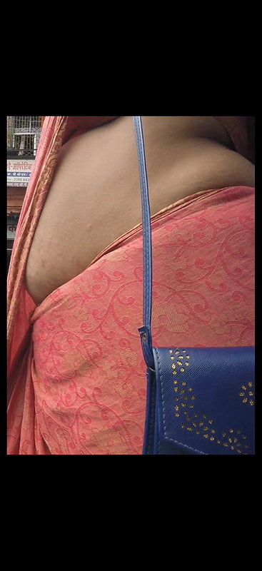 Desi babe midriff and boob extreme closeup