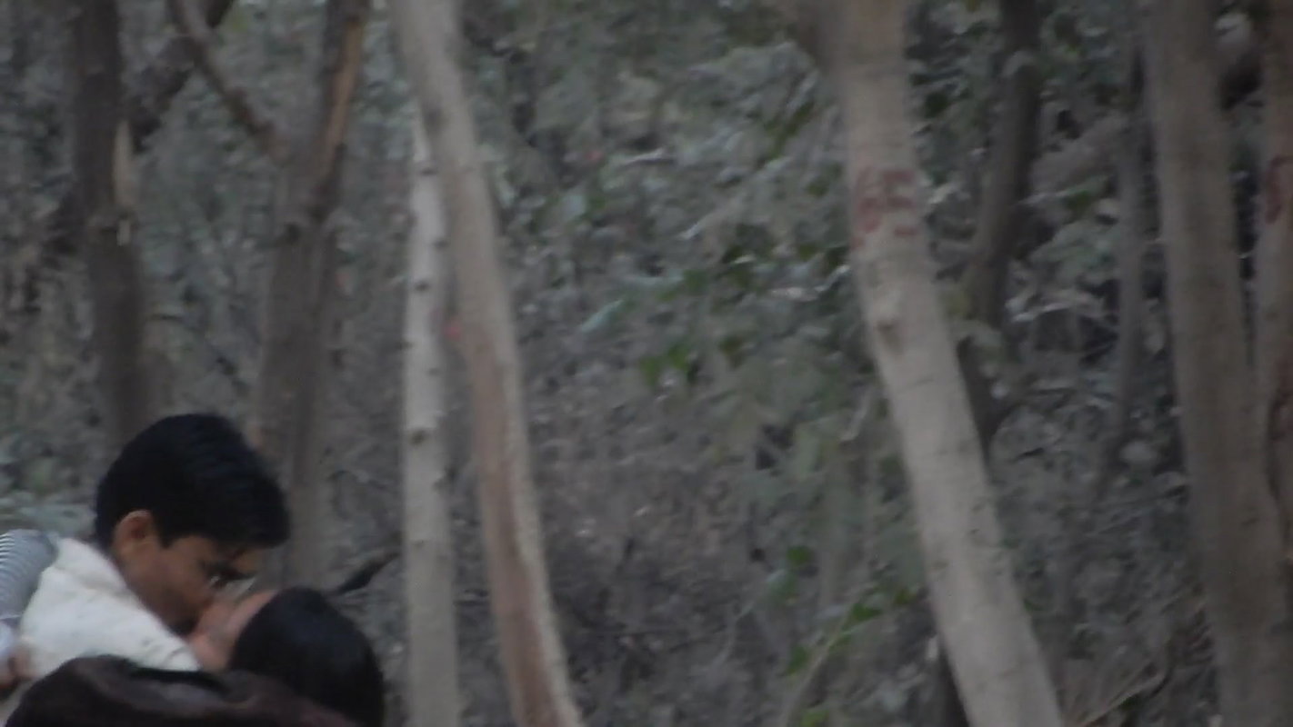 Desi couple smooching non-stop in nearby park – secretly captured.MP4