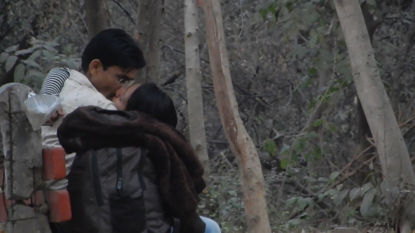 Desi couple smooching non-stop in nearby park – secretly captured.MP4