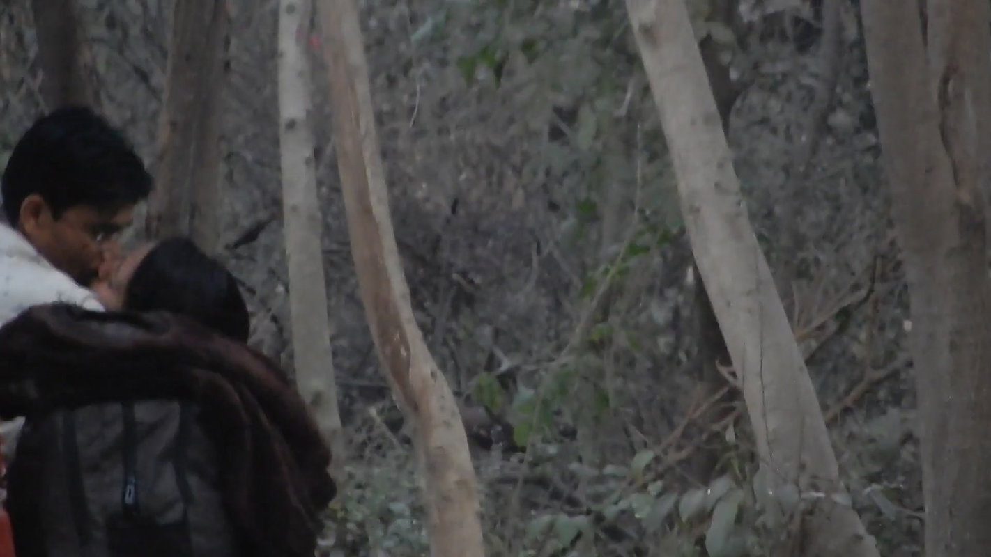 Desi couple smooching non-stop in nearby park – secretly captured.MP4
