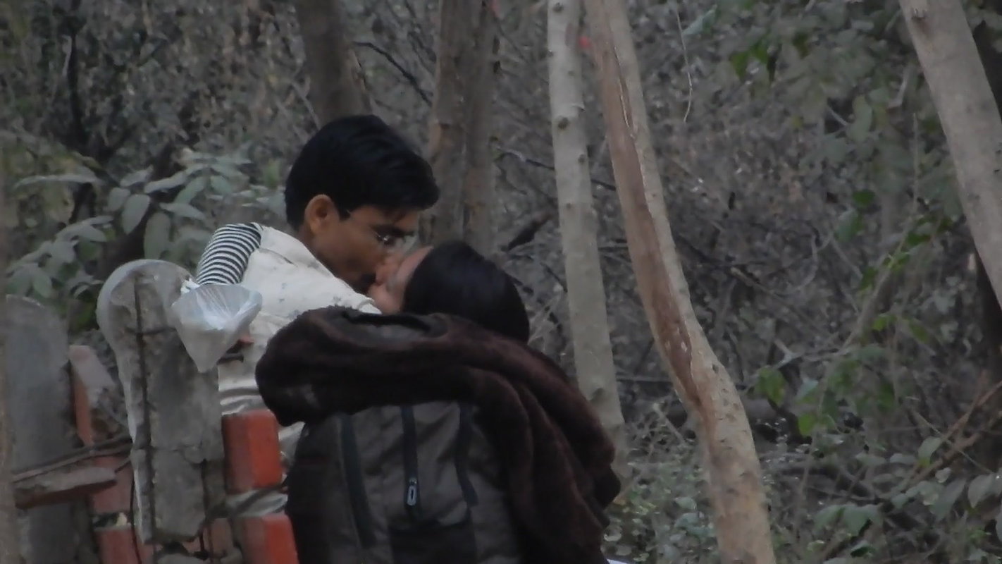 Desi couple smooching non-stop in nearby park – secretly captured.MP4