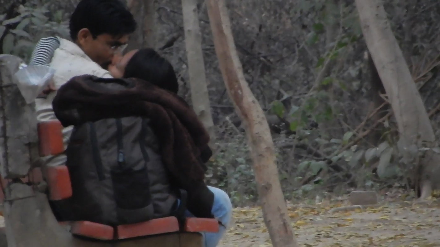 Desi couple smooching non-stop in nearby park – secretly captured.MP4