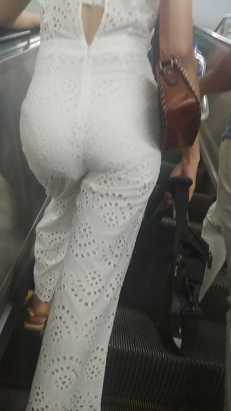 Desi girl back split white bra peek