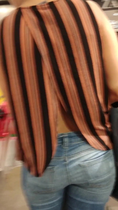 Desi girl fleshy Milky thighs closeup candid shot