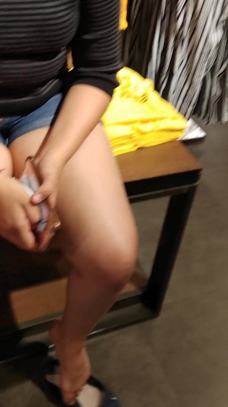 Desi girl fleshy Milky thighs closeup candid shot