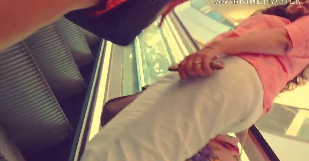 Desi Girl Upskirt in Mall HD