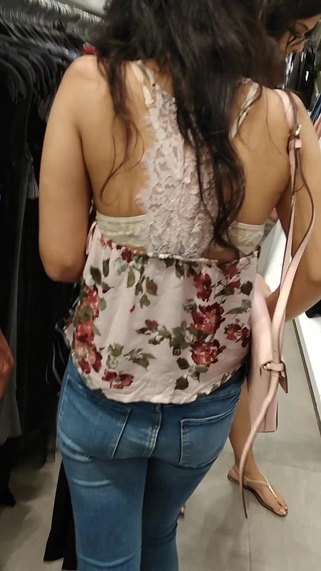 Desi girl white bra and milky back show candid click