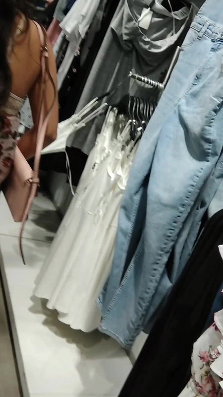 Desi girl white bra and milky back show candid click