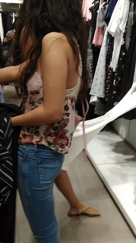 Desi girl white bra and milky back show candid click