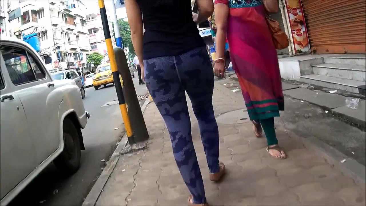 Desi hot ass babe in tight leggins