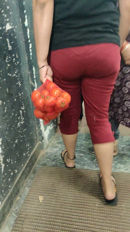 Desi housewife round ass show in tight pajamas